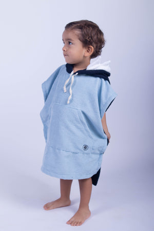 Poncho toalla para niños y niñas con shark face, color baby blue y azul marino.