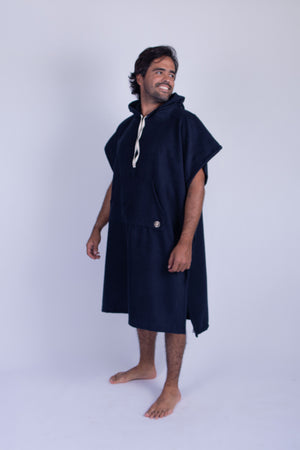 Poncho toalla cambiador, azul marino, con bolso en frente y gorro. Ideal para cambiarte en cualquier lugar cómodamente y estar en el después del agua.