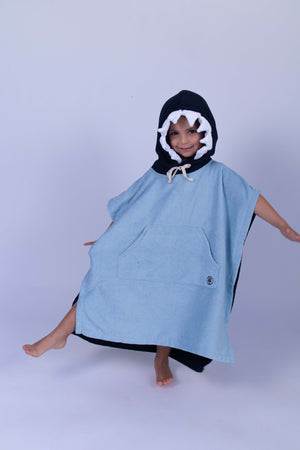 Abrir la imagen en la presentación de diapositivas, Poncho toalla para niños y niñas con shark face, color baby blue y azul marino.
