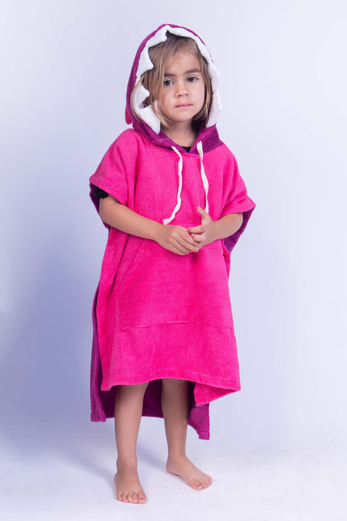 Poncho toalla para niños y niñas con shark face, color morado magenta y rosa mexicano.