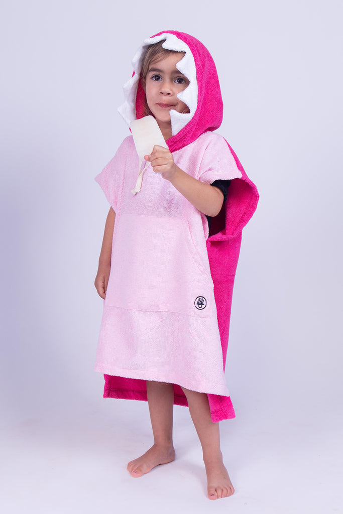 Poncho toalla para niños y niñas con shark face, color baby pink y rosa mexicano.