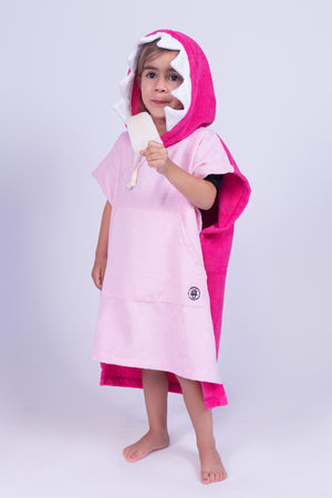 Abrir la imagen en la presentación de diapositivas, Poncho toalla para niños y niñas con shark face, color baby pink y rosa mexicano.
