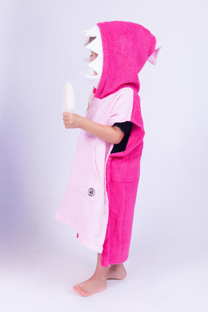 Poncho toalla para niños y niñas con shark face, color baby pink y rosa mexicano.