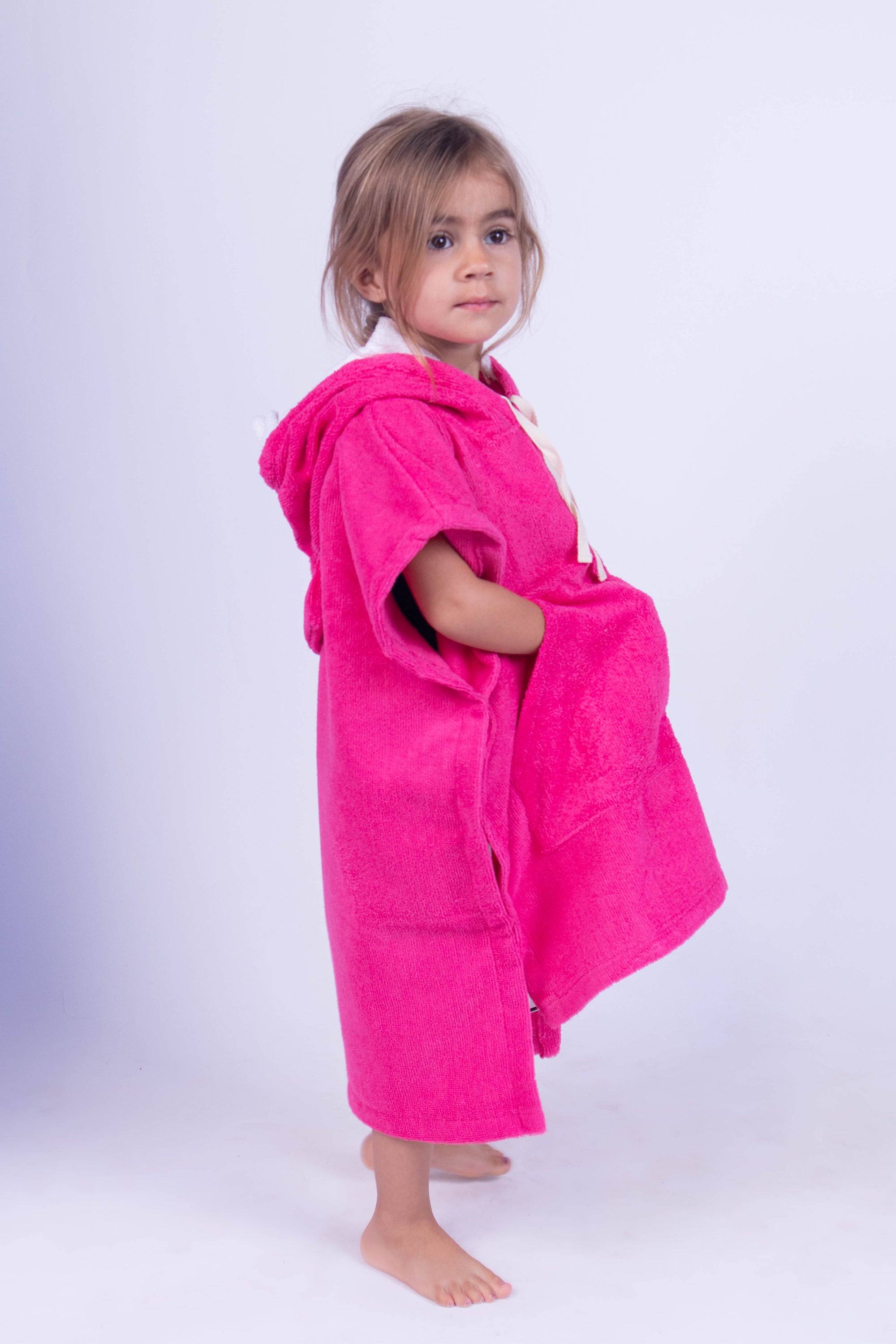 Poncho toalla para niños y niñas con shark face, color rosa mexicano.